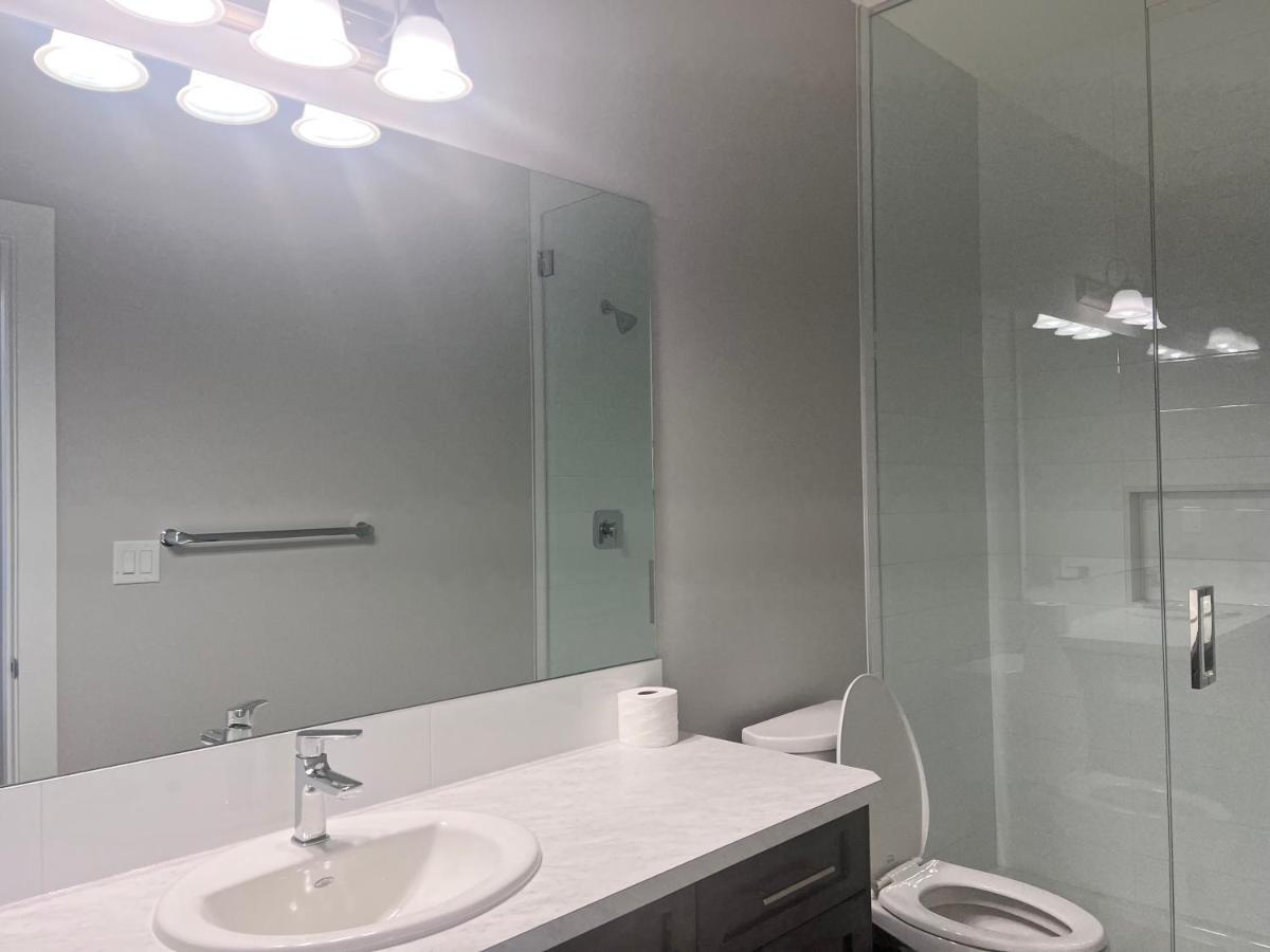 Flowealth Property Luxury Villa Near Lake Netflix Tv Wifi YYC Exterior foto