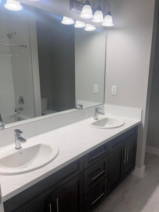 Flowealth Property Luxury Villa Near Lake Netflix Tv Wifi YYC Exterior foto